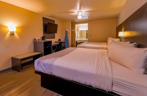 Sweet Home Hotel | Look No Further! Outdoor Pool, Free Parking, Close to Yoakum Bulldog Stadium!