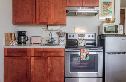 Hilo Condo | LOOK! Studio Condo in Downtown Hilo: Lagoon Views, Pool, AC