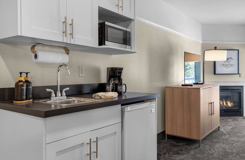 Lincoln City Hotel | Looking Glass Inn