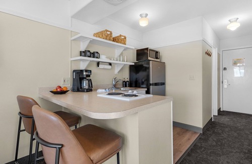 Lincoln City Hotel | Looking Glass Inn