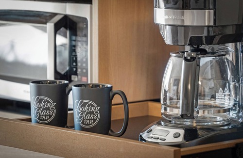 Lincoln City Hotel | Looking Glass Inn