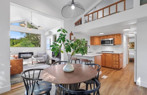 Dunsmuir Cabin | Lookout Cabin (Hot Tub)