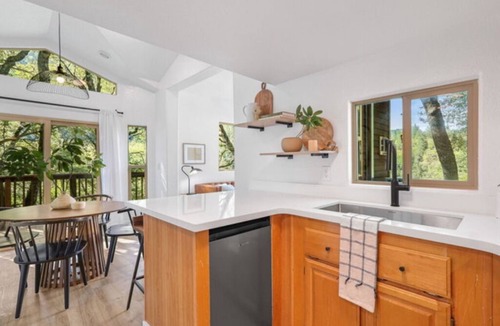 Dunsmuir Cabin | Lookout Cabin (Hot Tub)