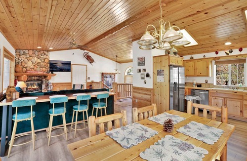 Whispering Forest Cabin | Lookout Lodge Family Chalet at Big Bear w/Games