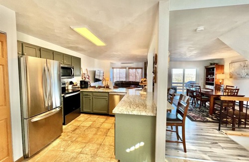 Hidden Valley Apartment | 🌿Lookout Lodge | Walk to Pool | Cozy Fireplace | Pet-Friendly with Forest View