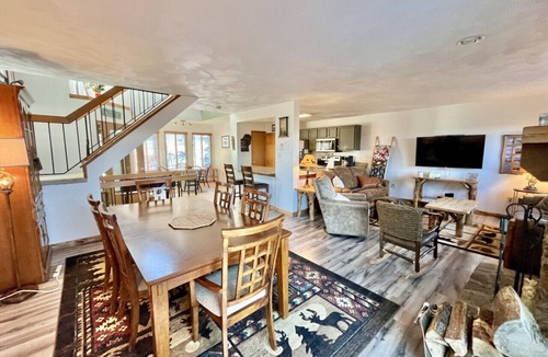 Hidden Valley Apartment | 🌿Lookout Lodge | Walk to Pool | Cozy Fireplace | Pet-Friendly with Forest View