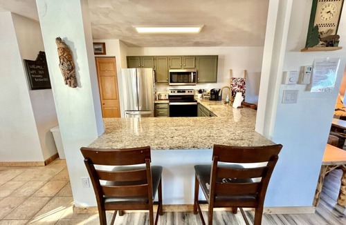 Hidden Valley Apartment | 🌿Lookout Lodge | Walk to Pool | Cozy Fireplace | Pet-Friendly with Forest View