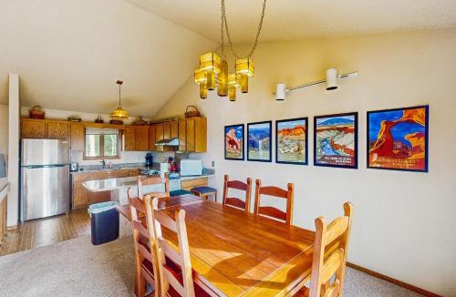 Fraser Apartment | Lookout Lounge