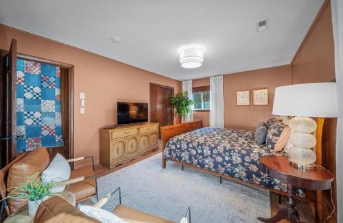 Mentone House | Lookout Mountain Retreat: Games, Big Yard, Pets OK