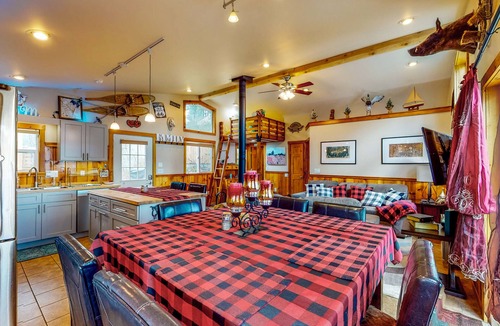 Loon Lake Cabin | Loon Lake Home & Cabins w/Firepit, Kayaks, & Dock