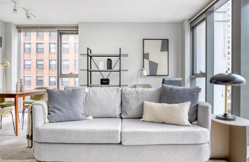 Downtown Chicago Apartment | Loop 1BR w Gym Pool Lounge 1 block from L CHI-599