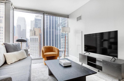 Downtown Chicago Apartment | Loop 1BR w Gym Pool Lounge 1 block from L CHI-599
