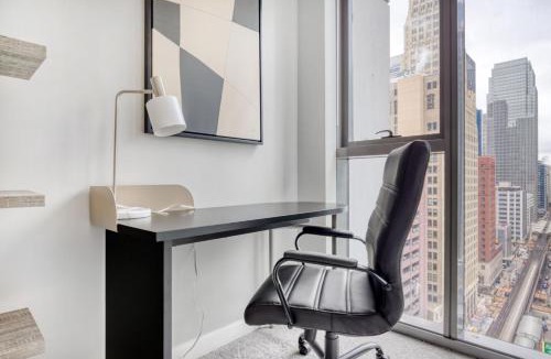 Downtown Chicago Apartment | Loop 1BR w Gym Pool Lounge 1 block from L CHI-599
