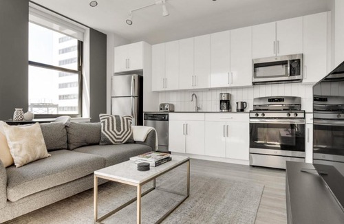 The Loop Apartment | Loop 1BR w Gym Roofdeck nr Financial District CHI-201