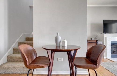 The Loop Apartment | Loop 2BR w Gym Doorman nr L Parks CHI-319