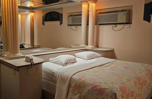 Avenel Hotel | Loop Inn Motel