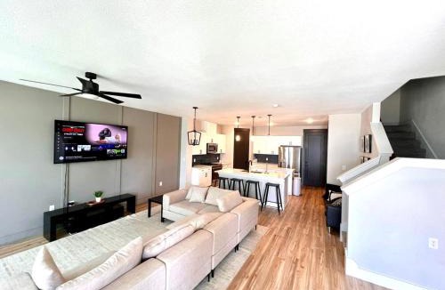 Princeton Apartment | Loop, New Luxurious Large 3BR House, Sleeps 11 with Free Parking