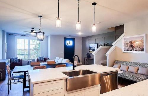 Princeton Apartment | Loop, New Luxurious Large 3BR House, Sleeps 11 with Free Parking