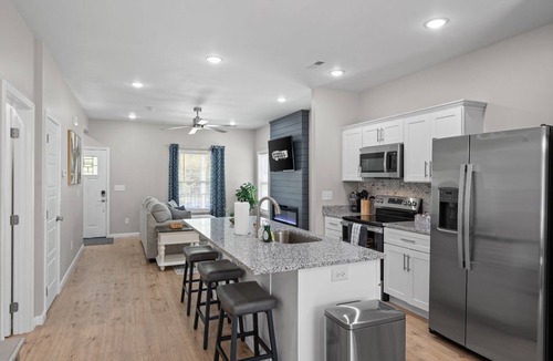 Clarksville Cottage | Lopez Lounge 1018 Main St