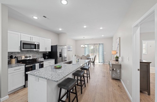 Clarksville Cottage | Lopez Lounge 1018 Main St