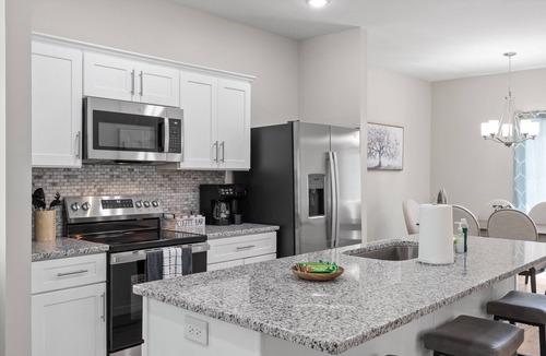 Clarksville Cottage | Lopez Lounge 1018 Main St