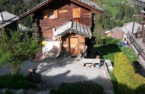 Ayer Ski Chalet | loraha