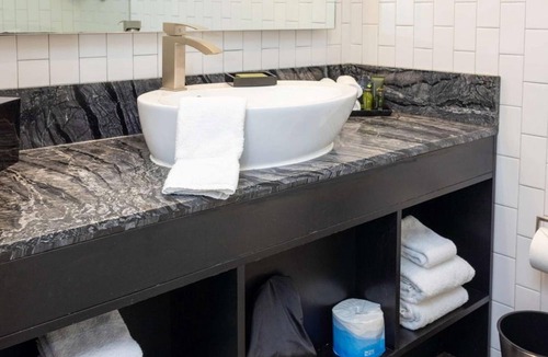 Cedars Hotel | Lorenzo by Hilton | 2 Queen | City Center 6 Min, Deep Ellum 7 Min | 2 Units