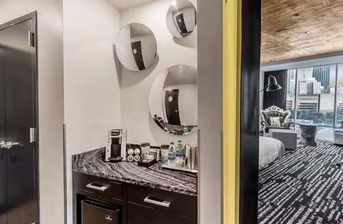 Cedars Hotel | Lorenzo by Hilton | King | City Center 6 Min, Deep Ellum 7 Min | 2 Units