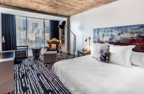 Cedars Hotel | Lorenzo by Hilton | King | Walk to Kay Bailey, Dallas Zoo 3 Miles