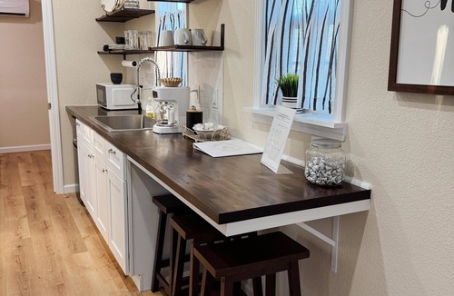 Dublin Cottage | Lori - Fully Furnished 4 Person Cottage for short or mid-term stays