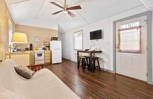 Fredericksburg Cottage | Lost Cabins #2 Case`s Cabin