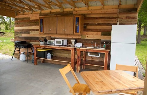 St. Clair RV Rental | Lost Hill Lake Charming Camper
