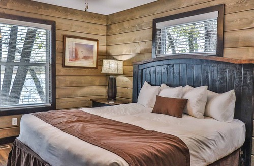 Lake Shore Cabin | Lost Lake Lodge