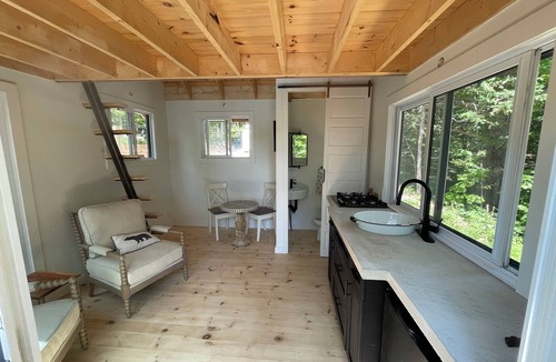 Frontenac Cabin | Lost Loft - NEW Waterfront Tiny Cottage. Sleeps 2, off-grid, quiet lake!