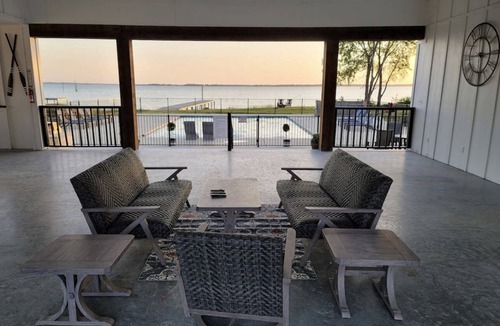 Kerens House | LOT for RV/Camper Lakeside