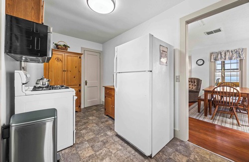 Seneca Falls Cottage | Lotta Leisure: Family Retreat