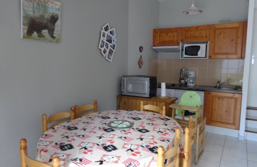 Peyragudes Apartment | Loudenvielle. Large T2 cabin 4/6 pers. comfortable, terrace with a blind