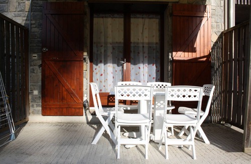 Peyragudes Apartment | Loudenvielle. Large T2 cabin 4/6 pers. comfortable, terrace with a blind