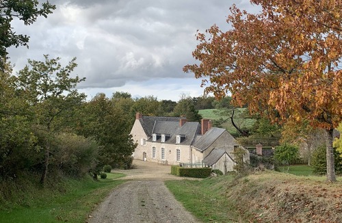Val d’Erdre-Auxence House | Loue Moulin au Bord dun Étang Proche Dangers 8 Chambres, 14 Couchages