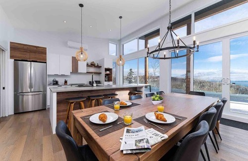Les Eboulements House | Louis Cyr 70: River Views, Hot Tub & Billiards