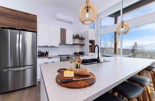 Les Eboulements House | Louis Cyr 70: River Views, Hot Tub & Billiards
