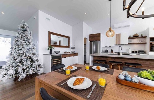 Les Eboulements House | Louis Cyr 70: River Views, Hot Tub & Billiards
