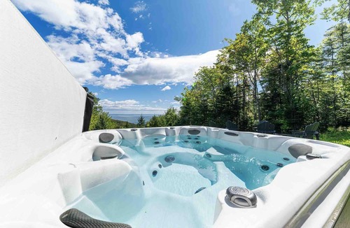 Les Eboulements House | Louis Cyr 70: River Views, Hot Tub & Billiards