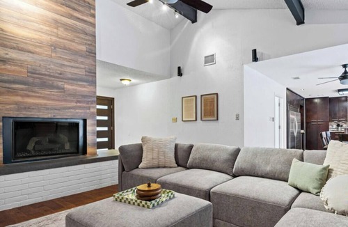 Mesa Park House | Lounge Poolside & Grill Stylish Space for Groups, Games/Foosball Mins to Domain