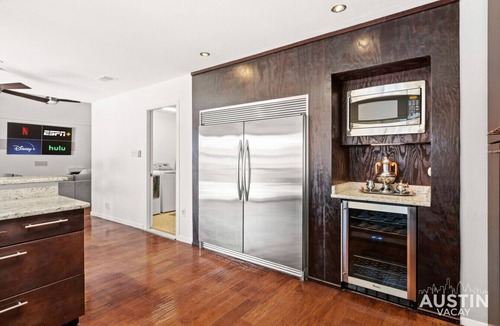 Mesa Park House | Lounge Poolside & Grill Stylish Space for Groups, Games/Foosball Mins to Domain