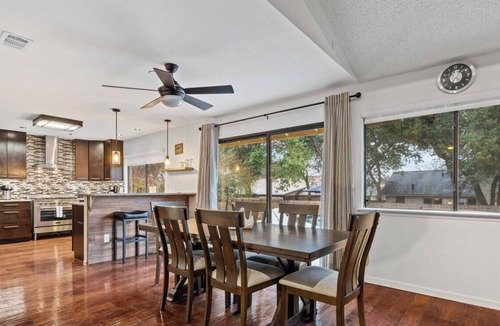 Mesa Park House | Lounge Poolside & Grill Stylish Space for Groups, Games/Foosball Mins to Domain