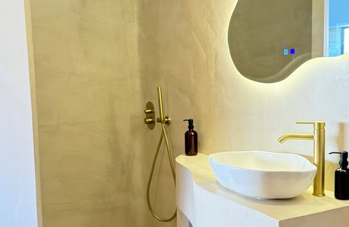 Doue-la-Fontaine Apartment | Love getaway with outdoor spa