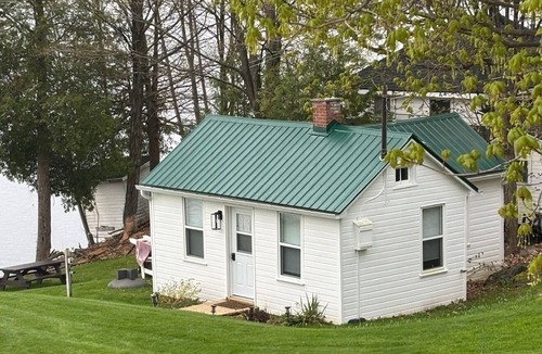 Sharbot Lake Cottage | Love nest cottage, steps to the dock, gorgeous waterfront cottage!