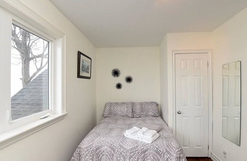 Stoney Creek Bed & Breakfast | Love on the Lake – Romantic Lakefront Updated Cottage with Private Beach