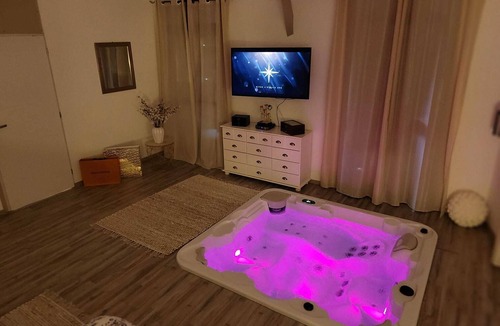 Beynac-et-Cazenac House | Love room spa